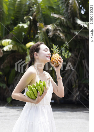 パイナップルとバナナを持つ女性 パイナップルとバナナを持つ女性 130056525