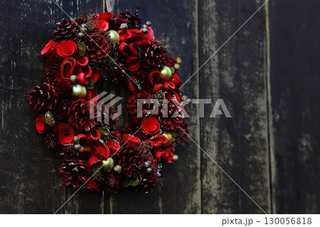 冬のインテリア飾り、松ぼっくりのオーナメントがついたフラワーリースのクリスマスイメージ背景 冬のインテリア飾り、松ぼっくりのオーナメントがついたフラワーリースのクリスマスイメージ背景 130056818