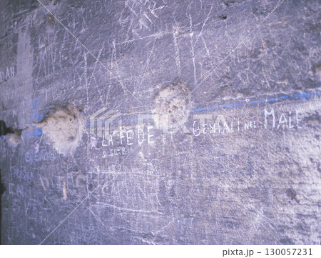 ローマ市内の古い町並み 壁の落書き 130057231