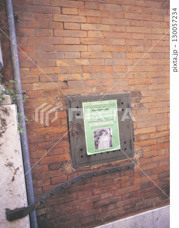 ローマ市内の古い町並み 煉瓦の壁とレトロなポスター 130057234