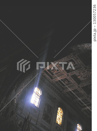 サン・パオロ・フオーリ・レ・ムーラ大聖堂のステンドグラスと天井の装飾 130057236