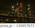 ライトアップされた産業プラントの夜景 130057673