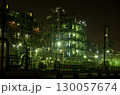ライトアップされた産業プラントの夜景 130057674