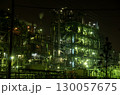 ライトアップされた産業プラントの夜景 130057675