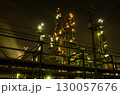 ライトアップされた産業プラントの夜景 130057676