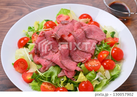 ローストビーフのグリーンサラダ。 130057902