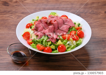 ローストビーフのグリーンサラダ。 130057903