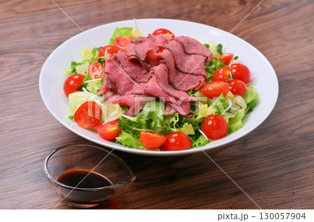 ローストビーフのグリーンサラダ。 130057904