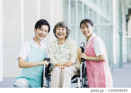 車いすのシニアの女性と介護士 130058045