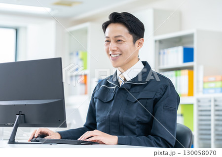 オフィスで働くミドルお技術者 130058070