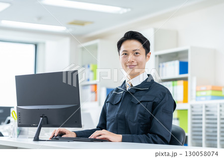 オフィスで働くミドルお技術者 オフィスで働くミドルお技術者 130058074