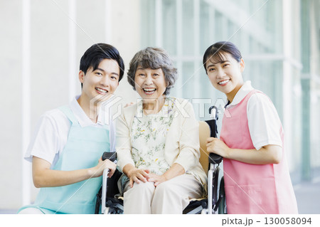 車いすのシニア女性と介護士 130058094
