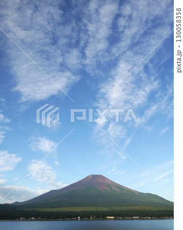山中湖から見た早朝の富士山 山中湖から見た早朝の富士山 130058358