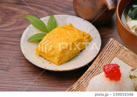 おにぎり（紅子と高菜）定食。味噌汁とだし巻き玉子。 130058386