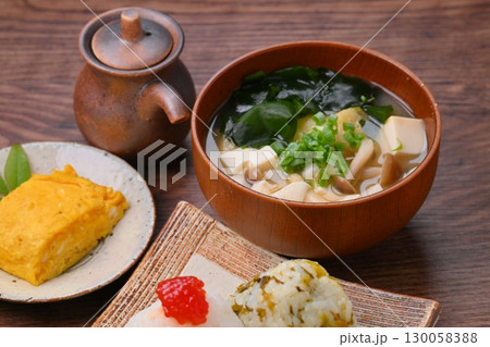 おにぎり(紅子と高菜)定食。味噌汁とだし巻き玉子。 おにぎり(紅子と高菜)定食。味噌汁とだし巻き玉子。 130058388