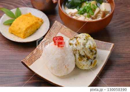 おにぎり(紅子と高菜)定食。味噌汁とだし巻き玉子。 おにぎり(紅子と高菜)定食。味噌汁とだし巻き玉子。 130058390