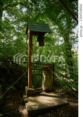 蓬莱橋右岸にある愛和の鐘 130058600