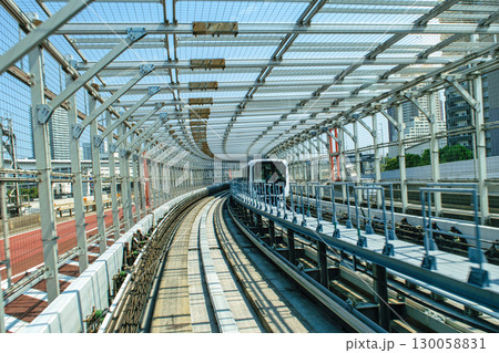 東京都　新交通ゆりかもめ　車窓からレインボーブリッジ付近 130058831