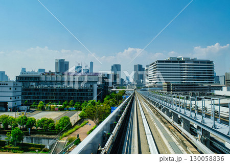 東京都　新交通ゆりかもめ　車窓から豊洲市場付近 130058836