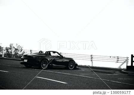 駐車場に佇む黒いオープンカー 130059177