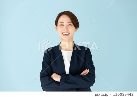 女性 ビジネス ポートレート 腕組み 女性 ビジネス ポートレート 腕組み 130059442