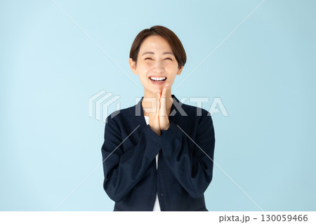 女性 ビジネス ポートレート 喜ぶ 女性 ビジネス ポートレート 喜ぶ 130059466