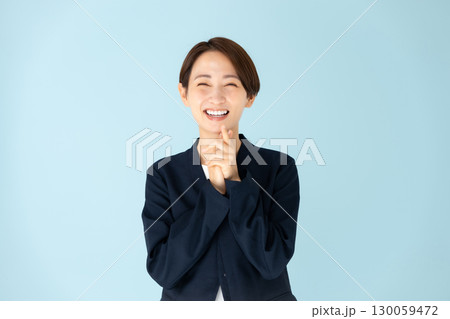 女性 ビジネス ポートレート 喜ぶ 女性 ビジネス ポートレート 喜ぶ 130059472