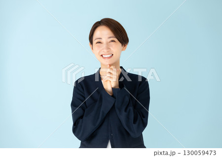 女性　ビジネス　ポートレート　喜ぶ 130059473