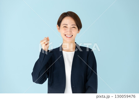 女性 ビジネス ポートレート ガッツポーズ 女性 ビジネス ポートレート ガッツポーズ 130059476