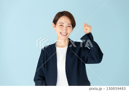 女性 ビジネス ポートレート ガッツポーズ 女性 ビジネス ポートレート ガッツポーズ 130059483