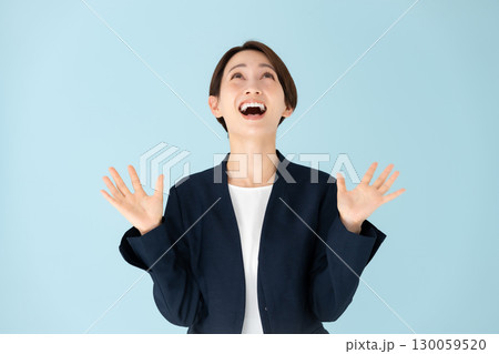 女性　ビジネス　ポートレート　驚く 130059520