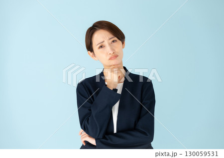 女性　ビジネス　ポートレート　悩む 130059531