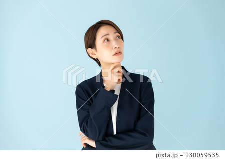 女性 ビジネス ポートレート 悩む 女性 ビジネス ポートレート 悩む 130059535
