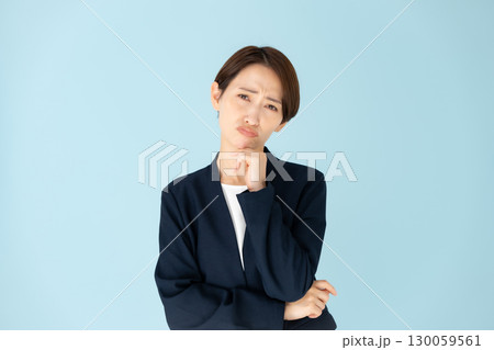 女性　ビジネス　ポートレート　悩む 130059561