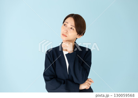 女性 ビジネス ポートレート 悩む 女性 ビジネス ポートレート 悩む 130059568