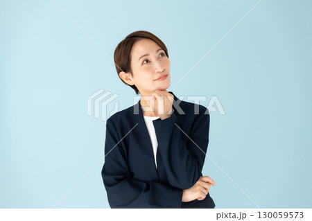 女性　ビジネス　ポートレート　企む 130059573