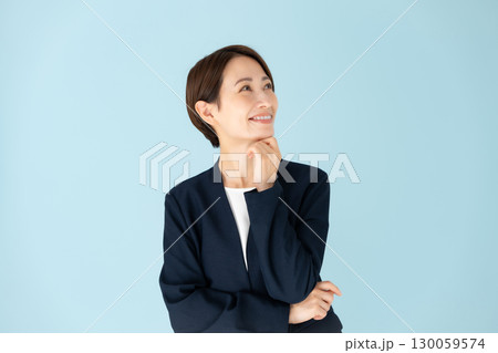女性　ビジネス　ポートレート　企む 130059574