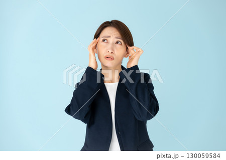 女性　ビジネス　ポートレート　頭痛 130059584