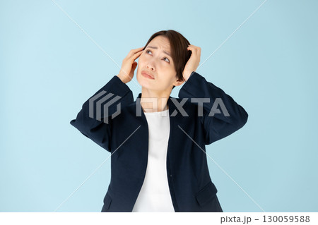 女性　ビジネス　ポートレート　頭を抱える 130059588