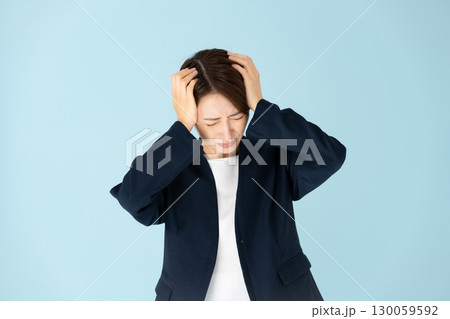女性　ビジネス　ポートレート　頭を抱える 130059592