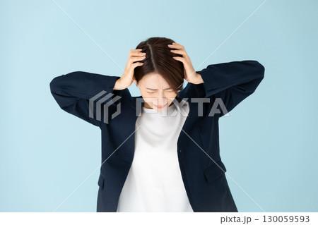 女性 ビジネス ポートレート 頭を抱える 女性 ビジネス ポートレート 頭を抱える 130059593
