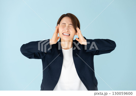 女性　ビジネス　ポートレート　頭を抱える 130059600