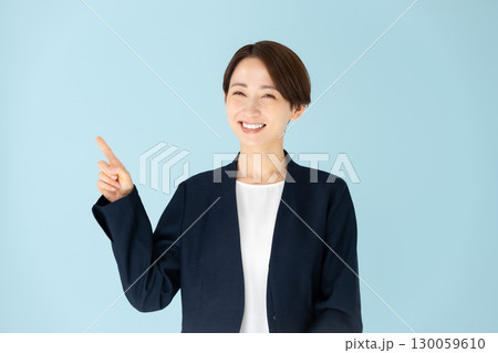 女性　ビジネス　ポートレート　指差し 130059610