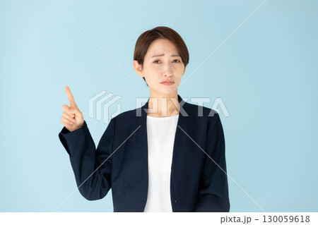 女性　ビジネス　ポートレート　指差し 130059618