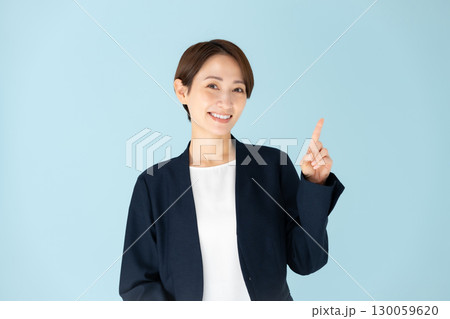 女性　ビジネス　ポートレート　指差し 130059620