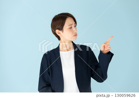 女性　ビジネス　ポートレート　指差し 130059626