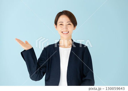 女性 ビジネス ポートレート 手かざし 女性 ビジネス ポートレート 手かざし 130059643