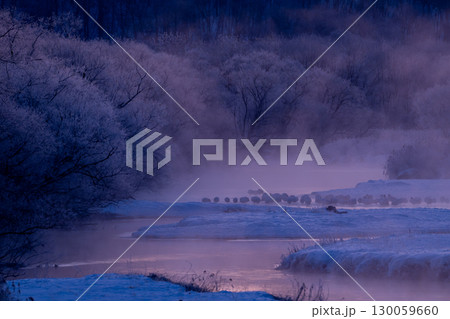 霧氷に包まれた音羽橋と朝霧の中のタンチョウ 130059660