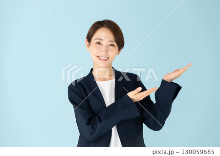 女性　ビジネス　ポートレート　手かざし 130059685