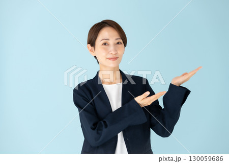 女性　ビジネス　ポートレート　手かざし 130059686